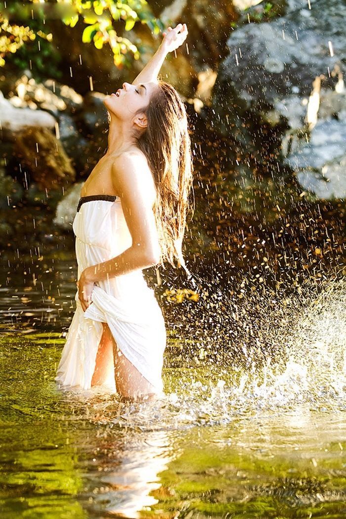 Marie Avgeropoulos in Cartagena