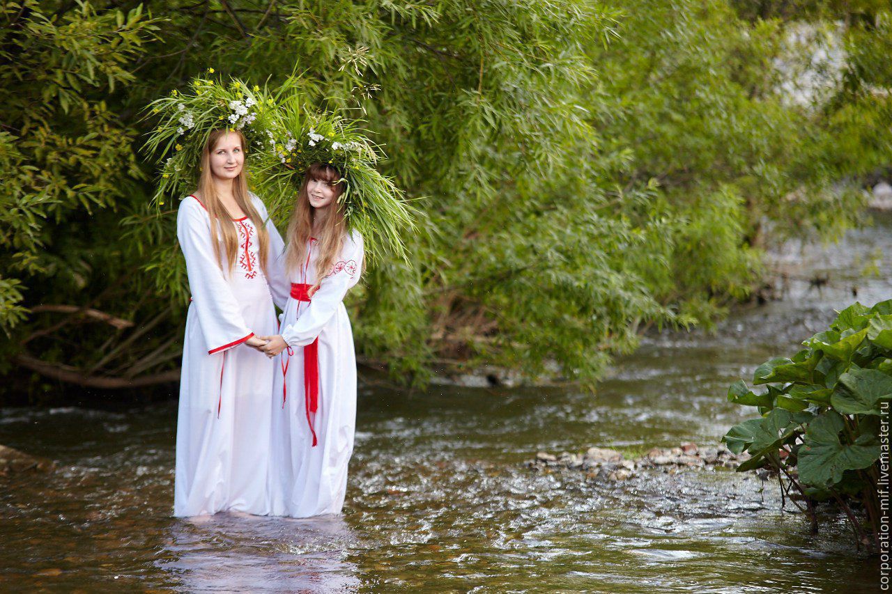 Women in Slavic costumes in Cartagena