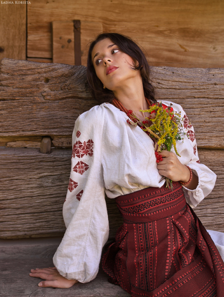 Girls in Slavic costumes in Cartagena