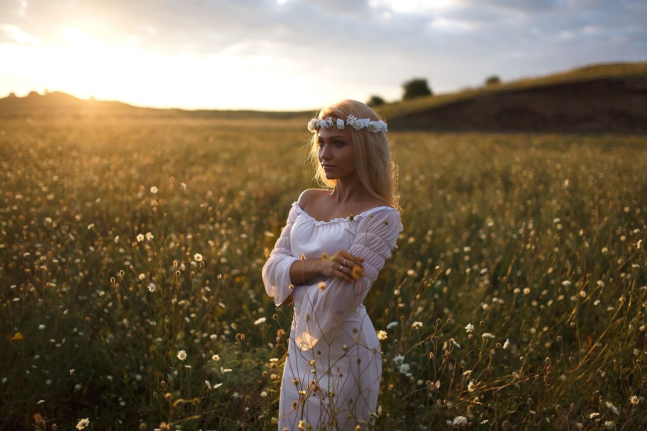 Girls in Slavic costumes in Cartagena